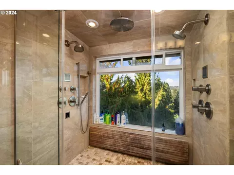 Bath - 1060 Upper Devon Ln, Lake Oswego, OR 97034 photo 2 of 4