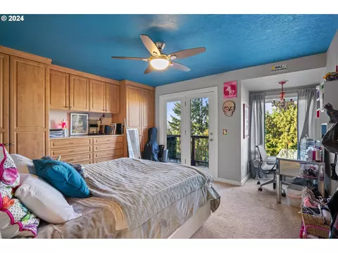 Bedroom - 1060 Upper Devon Ln, Lake Oswego, OR 97034 photo 4 of 6