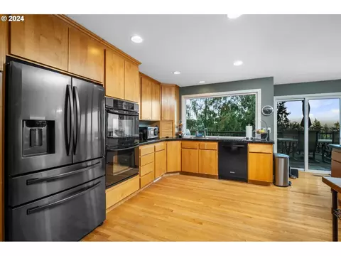 Kitchen - 1060 Upper Devon Ln, Lake Oswego, OR 97034 photo 3 of 5