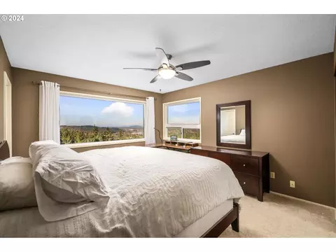 Bedroom - 1060 Upper Devon Ln, Lake Oswego, OR 97034 photo 1 of 6