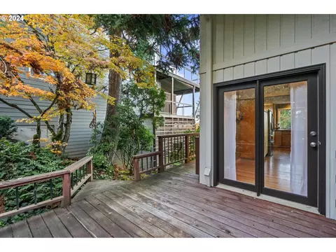 Exterior - 1060 Upper Devon Ln, Lake Oswego, OR 97034 photo 9 of 11