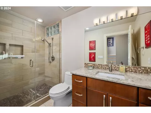 Bath - 1060 Upper Devon Ln, Lake Oswego, OR 97034 photo 3 of 4