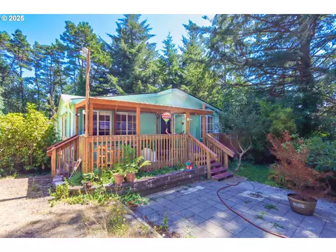 92692 Cascade Ln, Coos Bay, OR 97420
