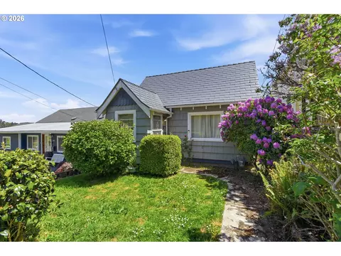 846 S 11th St, Coos Bay, OR 97420