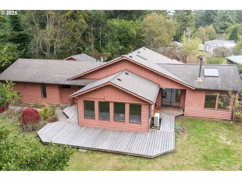 780 Michigan Ave, Bandon, OR 97411
