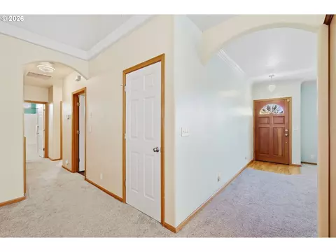 Entry Way - 3714 Robbie St, Eugene, OR 97404 photo 2 of 4