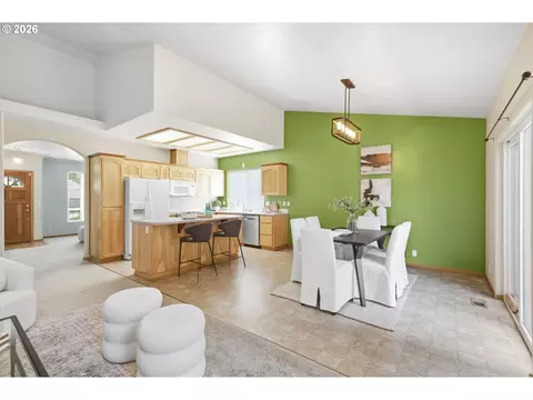 Dining - 3714 Robbie St, Eugene, OR 97404 photo 2 of 4