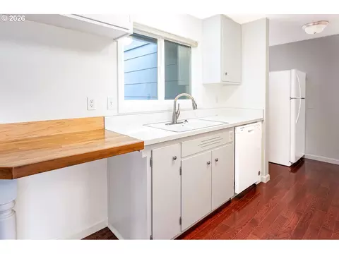 Kitchen - 4865 Whiteaker St, Eugene, OR 97405 photo 5 of 7