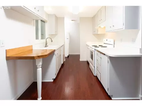 Kitchen - 4865 Whiteaker St, Eugene, OR 97405 photo 3 of 7