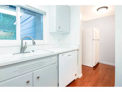 Kitchen - 4865 Whiteaker St, Eugene, OR 97405 photo 6 of 7