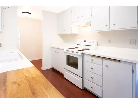 Kitchen - 4865 Whiteaker St, Eugene, OR 97405 photo 4 of 7