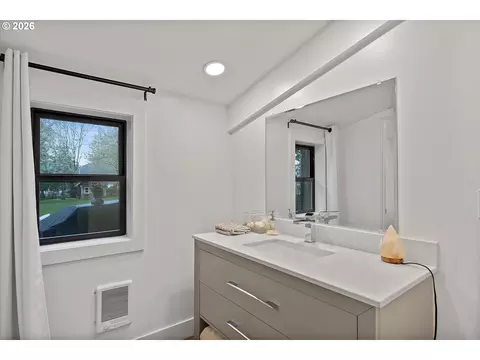 Bath - 19245 SW Heightsview Dr, Beaverton, OR 97007 photo 5 of 5