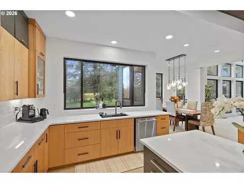 Kitchen - 19245 SW Heightsview Dr, Beaverton, OR 97007 photo 5 of 8
