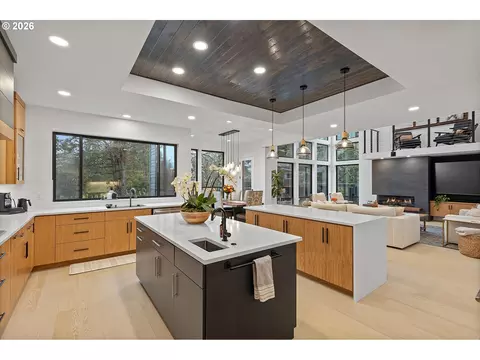 Kitchen - 19245 SW Heightsview Dr, Beaverton, OR 97007 photo 2 of 8