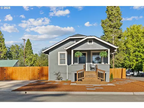 669 W Ballf St, Roseburg, OR 97471