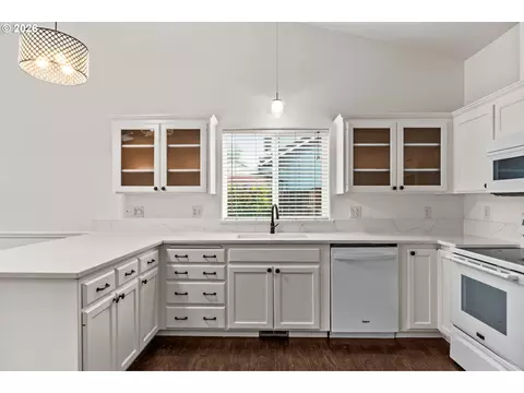 Kitchen - 432 Taz Ln, Eugene, OR 97404 photo 3 of 5