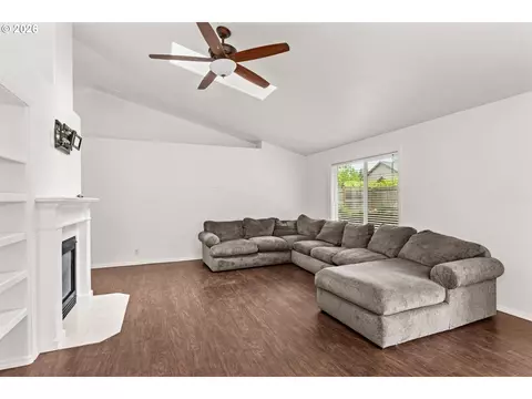 Living - 432 Taz Ln, Eugene, OR 97404 photo 2 of 4