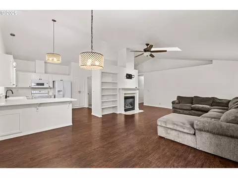 Living - 432 Taz Ln, Eugene, OR 97404 photo 4 of 4