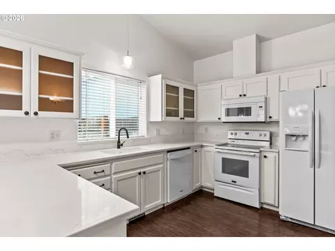 Kitchen - 432 Taz Ln, Eugene, OR 97404 photo 5 of 5