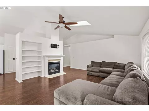 Living - 432 Taz Ln, Eugene, OR 97404 photo 3 of 4