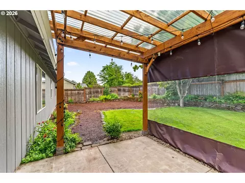 Exterior - 432 Taz Ln, Eugene, OR 97404 photo 3 of 7