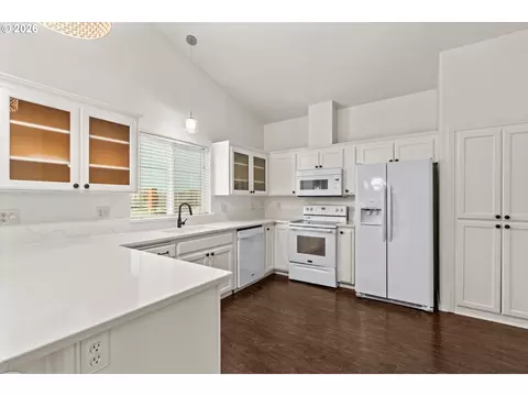 Kitchen - 432 Taz Ln, Eugene, OR 97404 photo 1 of 5