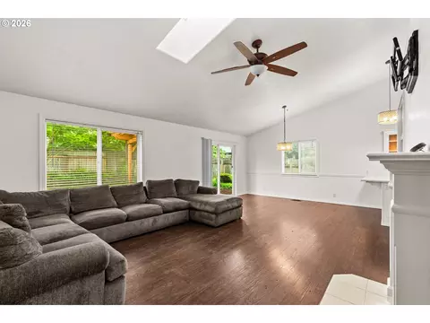 Living - 432 Taz Ln, Eugene, OR 97404 photo 1 of 4