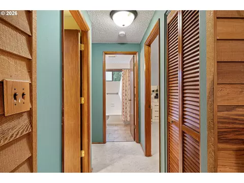 Entry Way - 2854 Warren St, Eugene, OR 97405 photo 4 of 5
