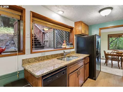 Kitchen - 2854 Warren St, Eugene, OR 97405 photo 3 of 4