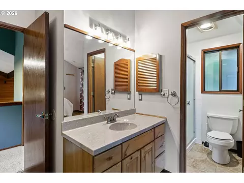 Bath - 2854 Warren St, Eugene, OR 97405 photo 3 of 4