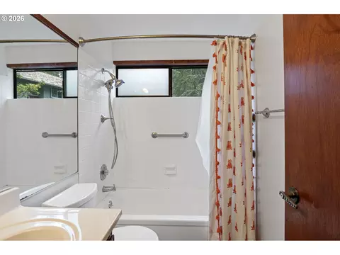 Bath - 2854 Warren St, Eugene, OR 97405 photo 2 of 4
