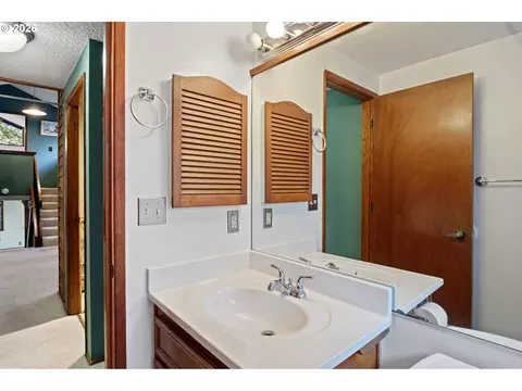 Bath - 2854 Warren St, Eugene, OR 97405 photo 1 of 4