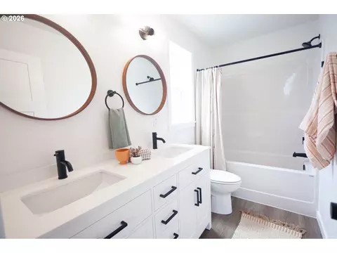 Bath - 811 Horn, Eugene, OR 97402 photo 3 of 3