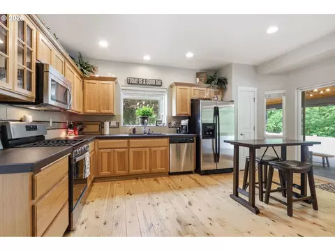 Kitchen - 1090 N 26th Ter, Cornelius, OR 97113 photo 4 of 5