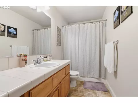 Bath - 1090 N 26th Ter, Cornelius, OR 97113 photo 6 of 6
