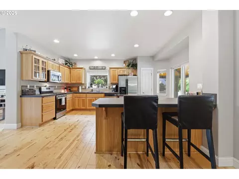 Kitchen - 1090 N 26th Ter, Cornelius, OR 97113 photo 3 of 5