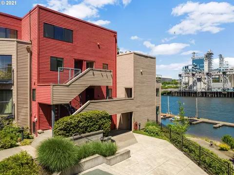 606 NW Naito Pkwy #A3, Portland, OR 97209