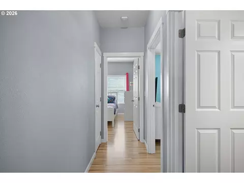 Entry Way - 1056 Ruby Clair Dr, Creswell, OR 97426 photo 4 of 4