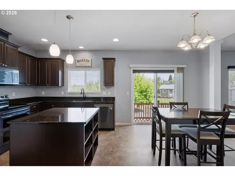 Kitchen - 1056 Ruby Clair Dr, Creswell, OR 97426 photo 3 of 4