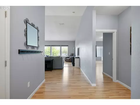Entry Way - 1056 Ruby Clair Dr, Creswell, OR 97426 photo 2 of 4