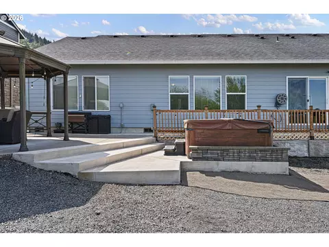 Exterior - 1056 Ruby Clair Dr, Creswell, OR 97426 photo 5 of 7