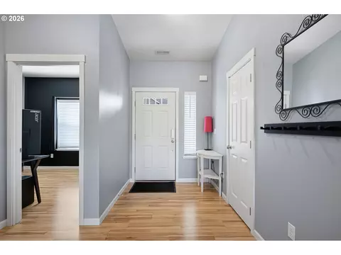 Entry Way - 1056 Ruby Clair Dr, Creswell, OR 97426 photo 1 of 4