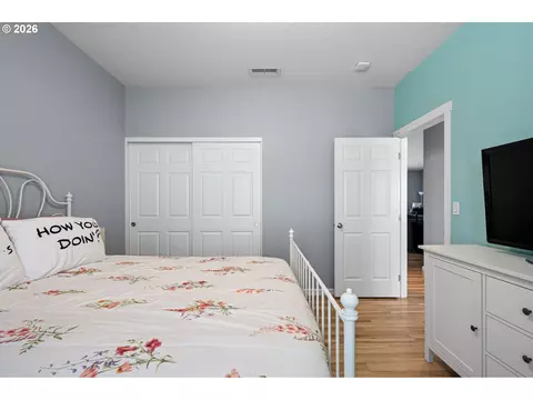 Bedroom - 1056 Ruby Clair Dr, Creswell, OR 97426 photo 5 of 6