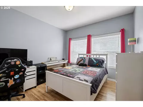 Bedroom - 1056 Ruby Clair Dr, Creswell, OR 97426 photo 6 of 6