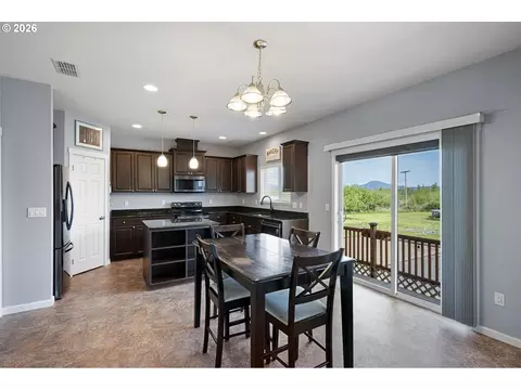 Kitchen - 1056 Ruby Clair Dr, Creswell, OR 97426 photo 4 of 4