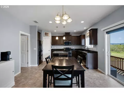 Kitchen - 1056 Ruby Clair Dr, Creswell, OR 97426 photo 2 of 4