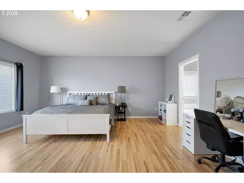 Bedroom - 1056 Ruby Clair Dr, Creswell, OR 97426 photo 2 of 6
