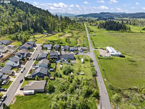 View/Area - 1056 Ruby Clair Dr, Creswell, OR 97426 photo 5 of 6
