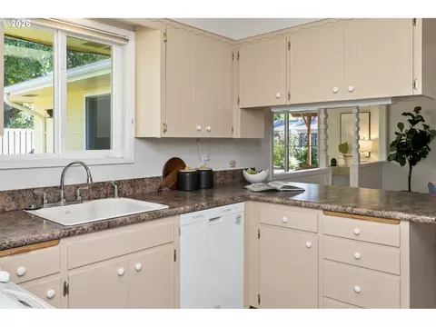 Kitchen - 21414 SE Salmon St, Gresham, OR 97030 photo 4 of 6