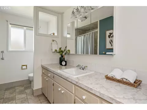 Bath - 21414 SE Salmon St, Gresham, OR 97030 photo 2 of 2